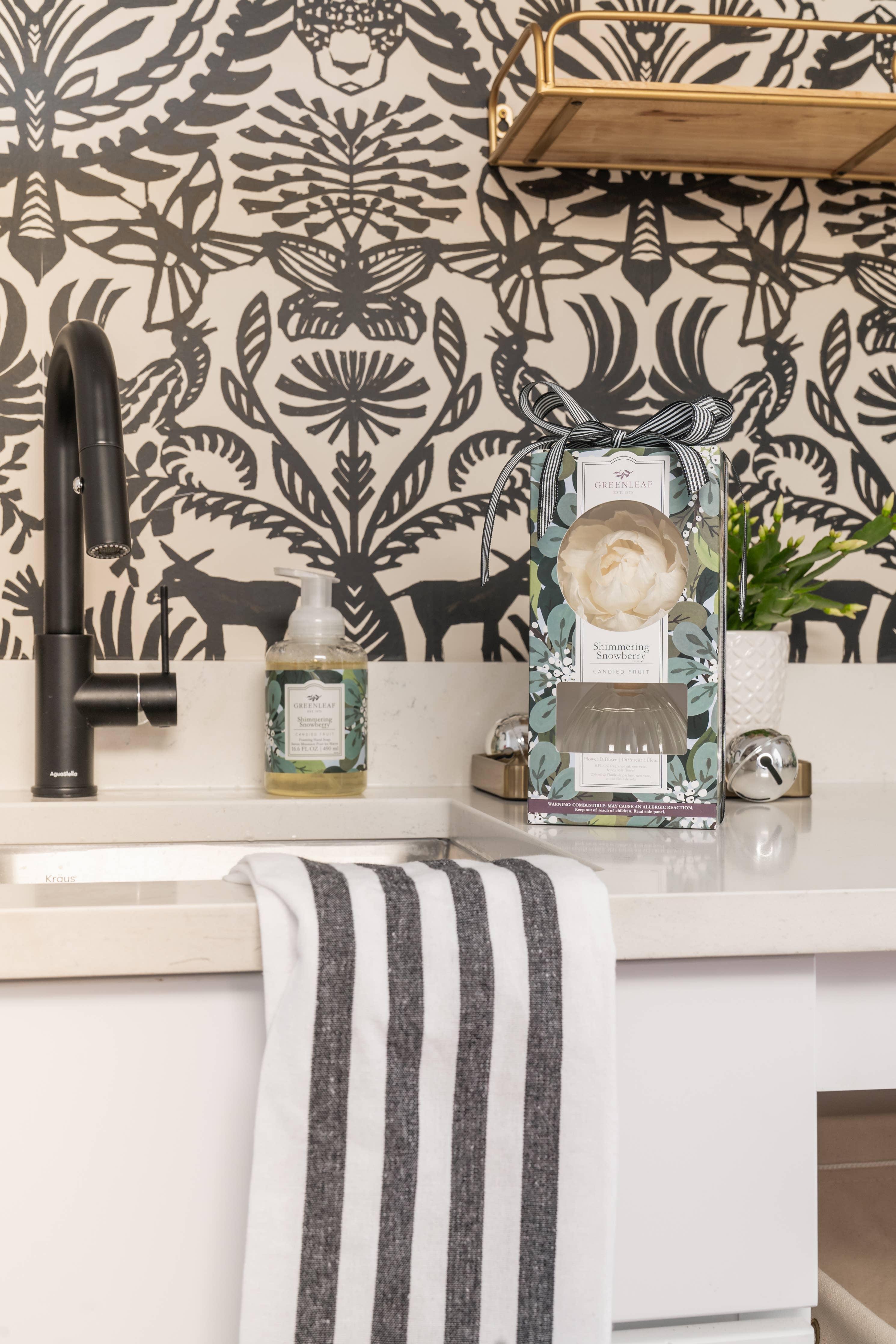 Shimmering Snowberry Flower Diffuser