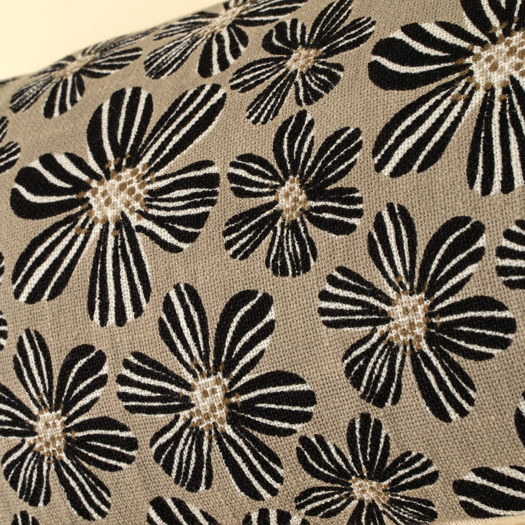 Daisy Play Long Polyfilled Lumbar, Black